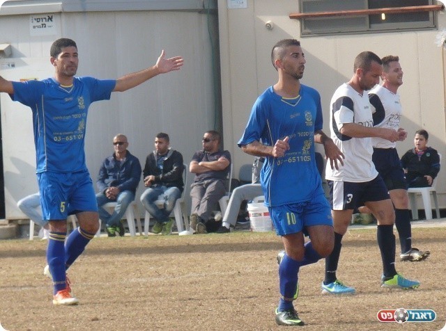 חולון ניסתה להגיב מהר. כהן 0משמאל) אחרי ההחמצה (צילום: אלי שמואלי)