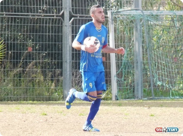 שוויון מהיר. אמיל אלייב ממהר לאמצע (צילום: אלי שמואלי)