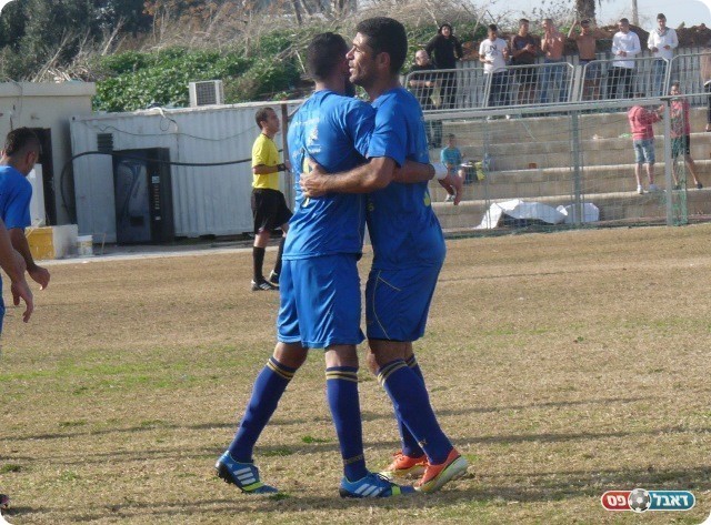 שחוגג עם החברים (צילום: אלי שמואלי)