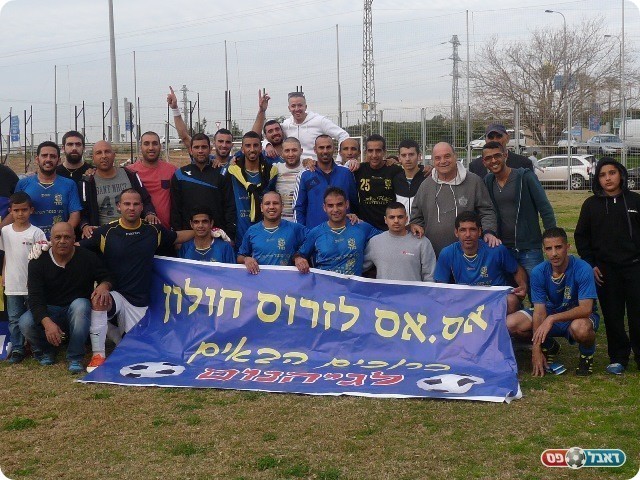 הרבה תקוות לסיבוב השני. שחקני חולון בסיום (צילום: אלי שמואלי)