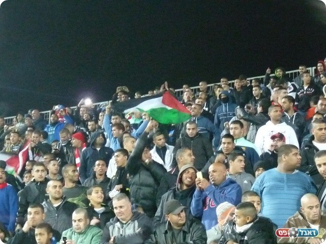 מהומה קטנה במחצית. דגל פלסטין ביציע הלודאי (צילום: אלי שמואלי)