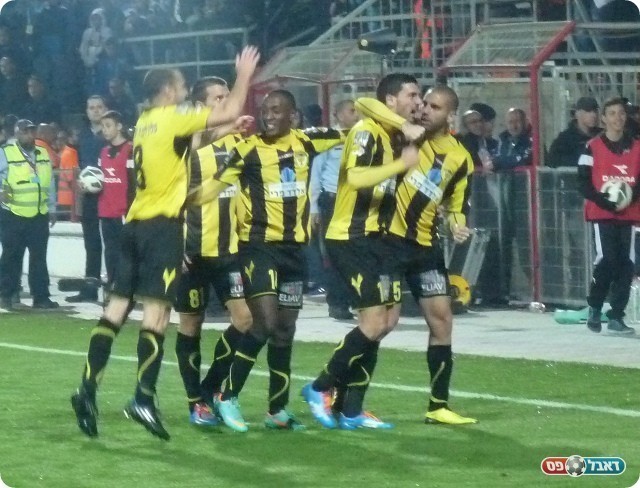 חילוף מנצח. שחקני בית"ר חוגגים (צילום: אלי שמואלי)