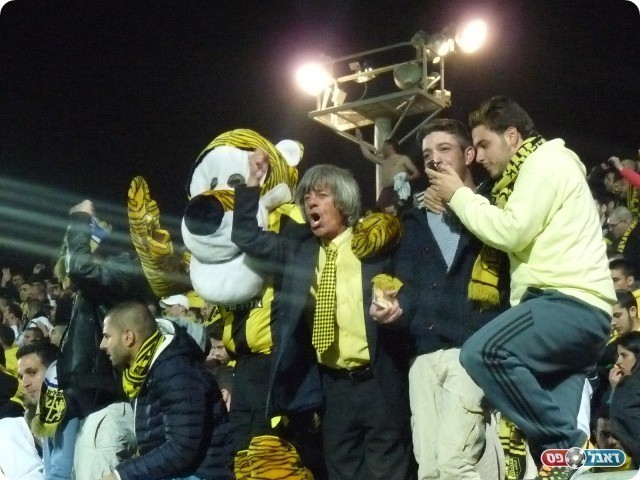 יש רבע גמר. אוהדי בית"ר חוגגים (צילום: אלי שמואלי)