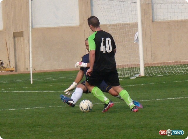 רגע של מחלוקת. מיארה מוכשל ע"י קונפינו (צילום: אלי שמואלי)