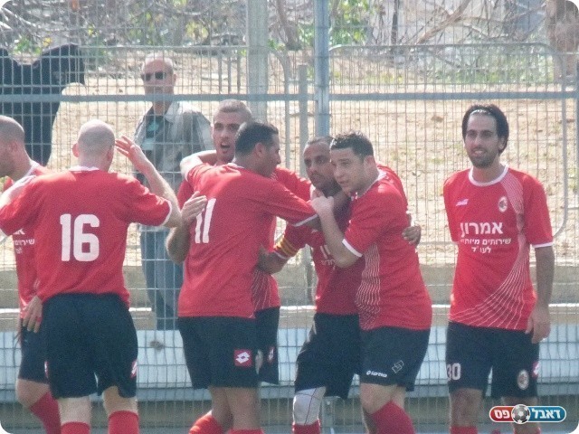 זה כבר נכנס. חוגגים את השער של חובבי ציון (צילום: אלי שמואלי)