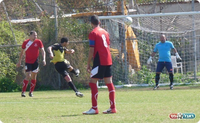 במעט השלישי. בורוכוב בועט (צילום: אלי שמואלי)