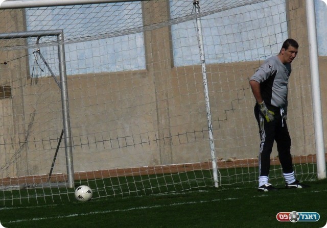 פתיחה מוחצת. הכדור של אלייב בשער (צילום: אלי שמואלי)