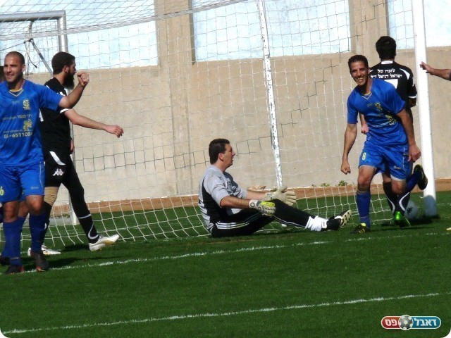 פצצה לחיבורים. הכדור של ברמי ברשת (צילום: אלי שמואלי)