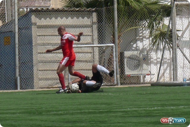 ניסו לחזור למשחק. כהן עוצר את רום (צילום: אלי שמואלי)