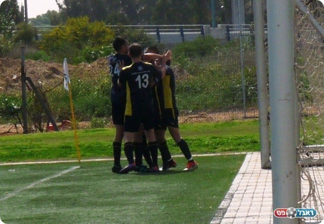 סוף סוף זה נכנס. חוגגים את הראשון (צילום: אלי שמואלי)