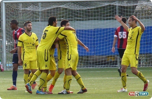 מוכנים למשחק העונה. שחקני הוד השרון (צילום: אלי שמואלי)