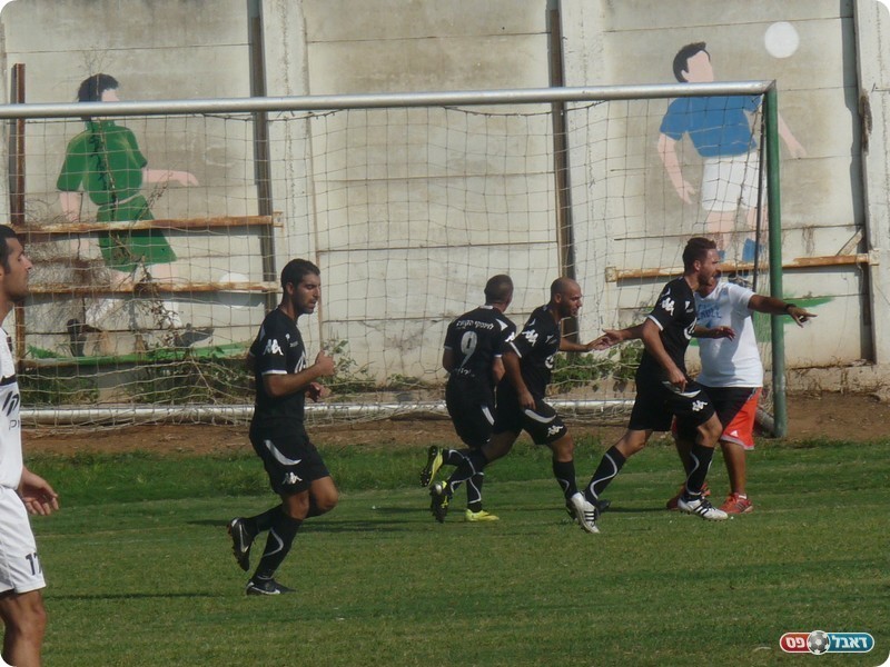 ניצחון לקראת הסיום. פרנקו ושחקני הרמה חוגגים (אלי שמואלי)