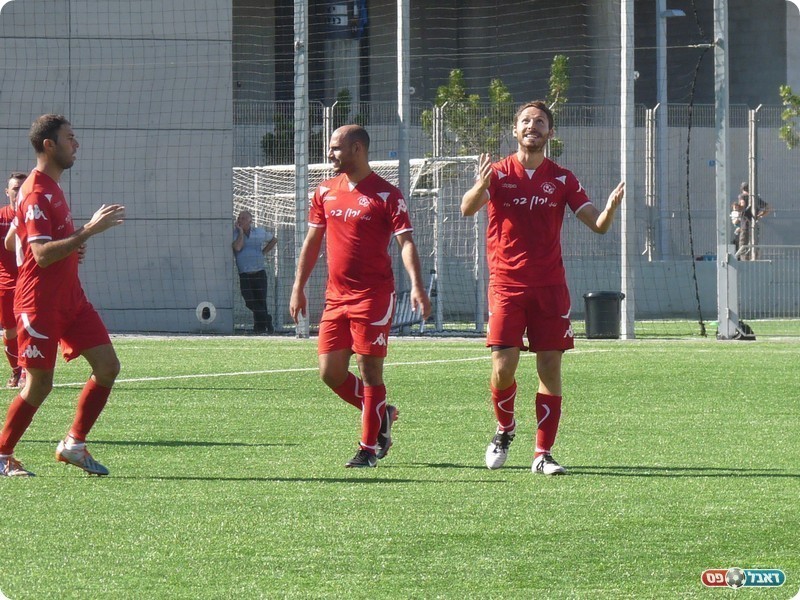 פוזיס (מימין) חוגג את השוויון (אלי שמואלי)