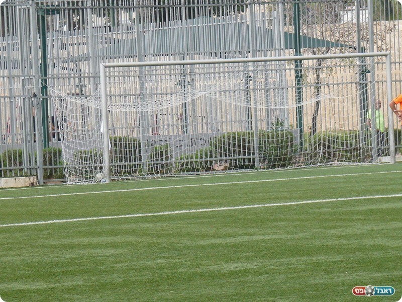 הכדור ברשת. שבעה כאלה ראינו במשחק (אלי שמואלי)