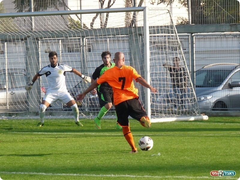 דיין בועט לשער (אלי שמואלי)