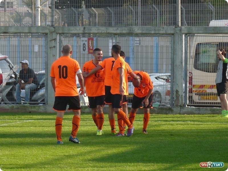 וחוגג עם החברים (אלי שמואלי)