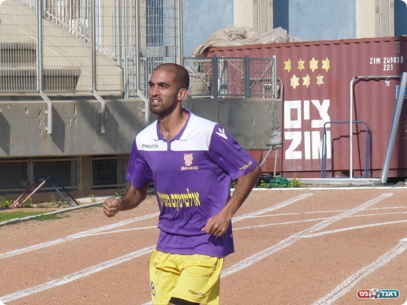 בישל את הראשון וכבש את השני. בני שרקט (אלי שמואלי) 