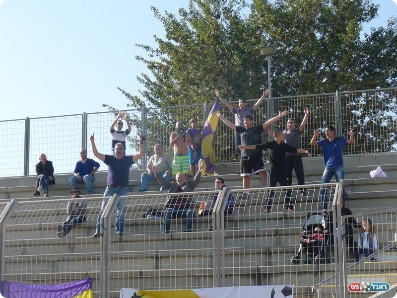 בדרך הבטוחה לליגה ב'. אוהדי חולון שמחים ביציע (אלי שמואלי)