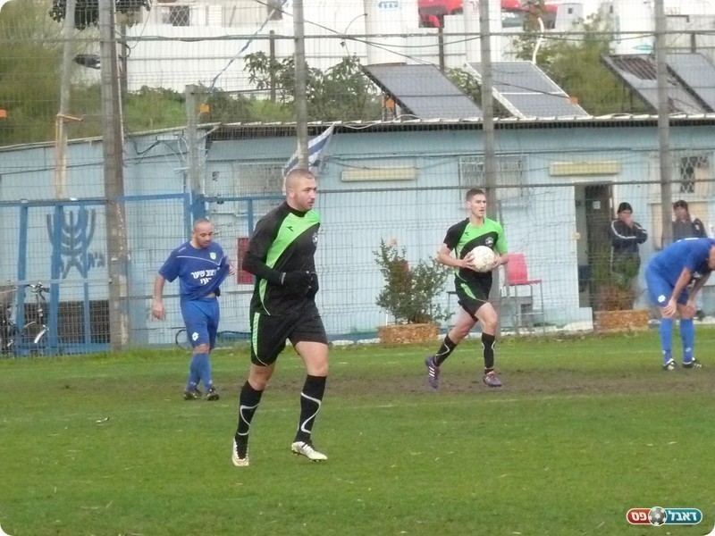 שער שלא הספיק. שחקני ר"ג ממהרים עם הכדור לאמצע (אלי שמואלי)