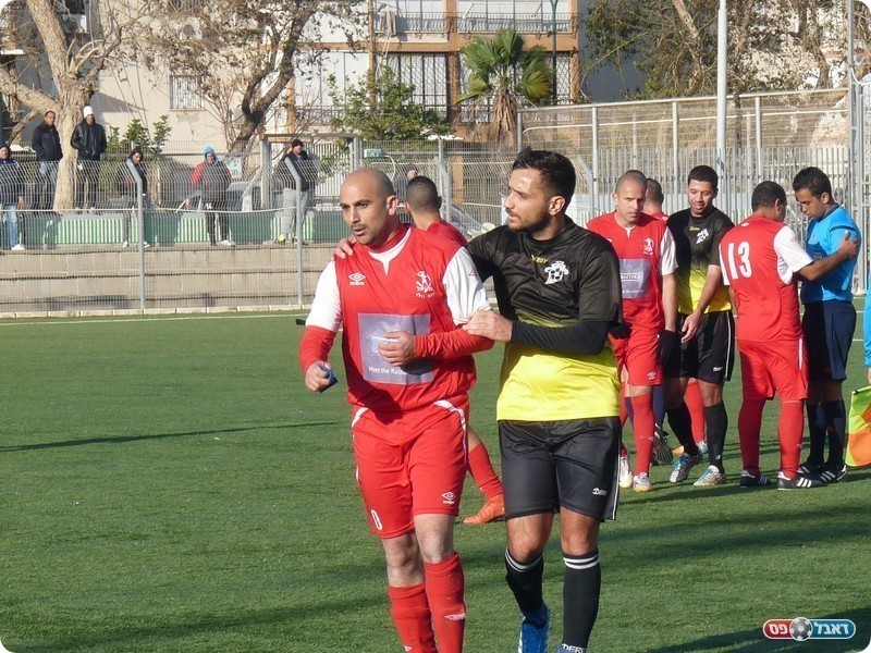 הרחקה מיותרת. בן דוד (באדום) יורד מהמגרש (אלי שמואלי)