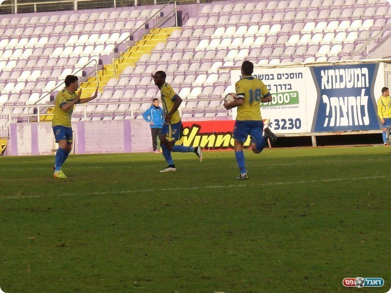 שוויון מוצדק. למבין חוגג עם החברים (אלי שמואלי)