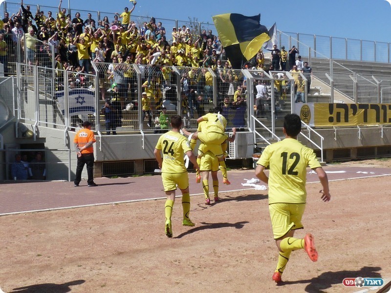 וחוגג עם הקהל (אלי שמואלי)