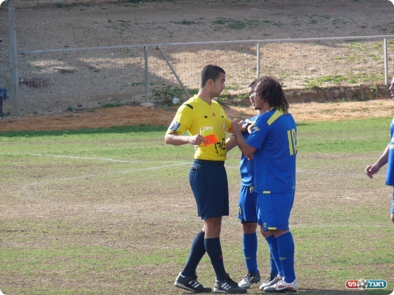 זה לא יעזור. הכרטיס האדום ביד של השופט. עדי דקל מנסה לשנות את רוע הגזירה (אלי שמואלי)