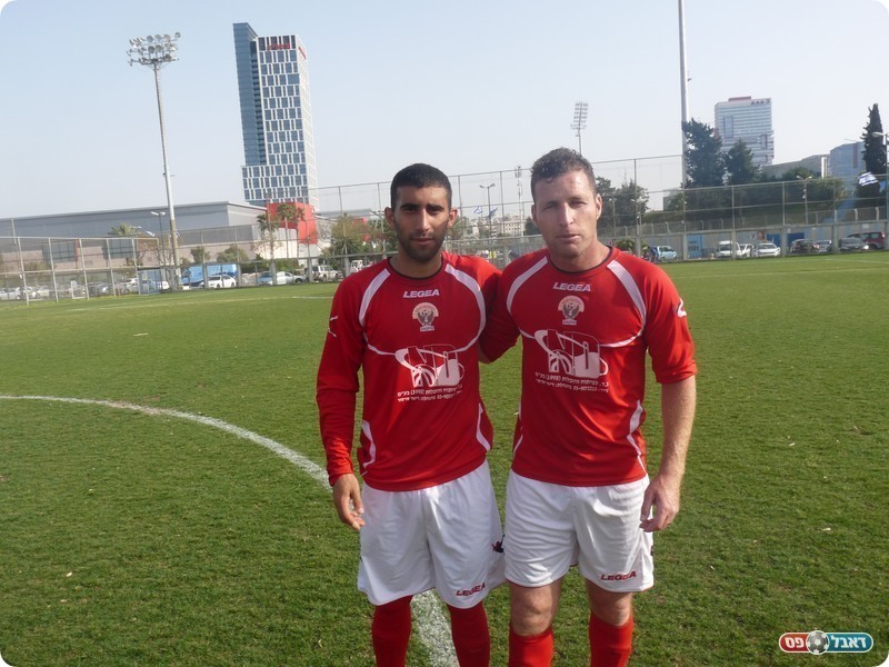 הכובשים לזכות כפר קאסם. אופיר חלוואני (מימין) ועלא עראר (אלי שמואלי)