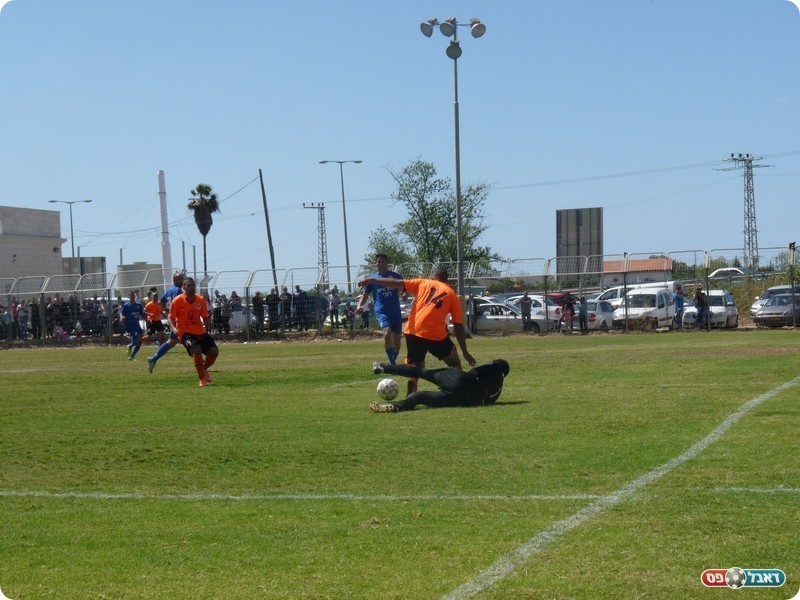 היה או לא היה פנדל? שחף שלום (מספר 14) ספק נתפס ע"י נקש (אלי שמואלי)