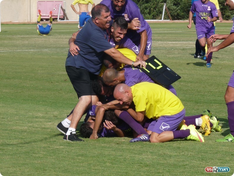 ויש ערימה של חבר'ה על הדשא (אלי שמואלי)