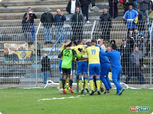 שחקני לזרוס חוגגים את הניצחון בדרבי יחד עם האוהדים (אלי שמואלי)