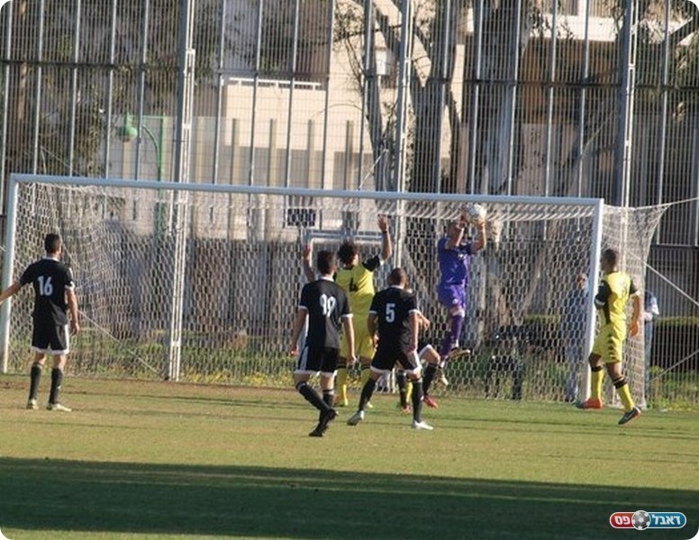 שלט ברחבה. אוהב אהרון בפעולה (אלון יהודיוף)