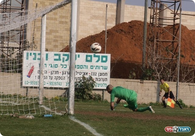 כמעט הראשון. הכדור של כהן ניתז מהקורה.