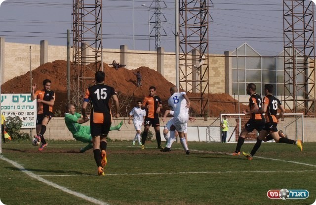 עכשיו זה הראשון. זכריה בועט. 