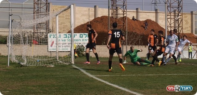 והכדור ברשת. 