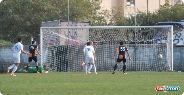 כמעט השני של אזור. הכדור של זכריה חומק החוצה. 