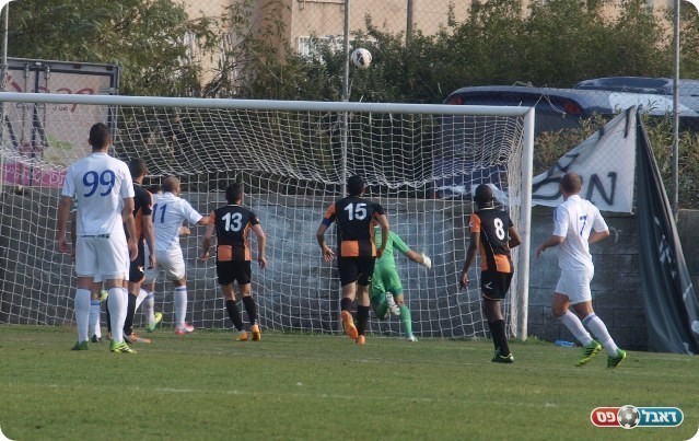 איזה חילוף. קנאפו (מספר 7) מקפיץ מעל גלזר. 