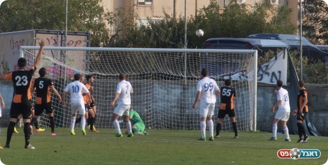 והכדור מעל השער. 