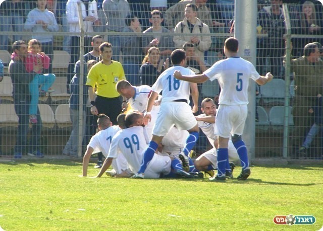 החילוף השתלם. חוגגים את הראשון (צילום: אמיר שיבי)