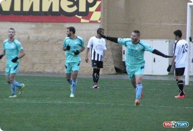 וחוגג (אמיר שיבי)