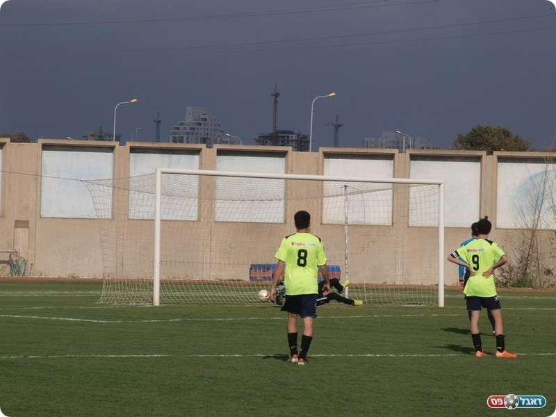 אבירן ממה (מספר 8) "החליט" להסתיר אבל זהרנגי הודף את הפנדל (אלון יהודיוף)