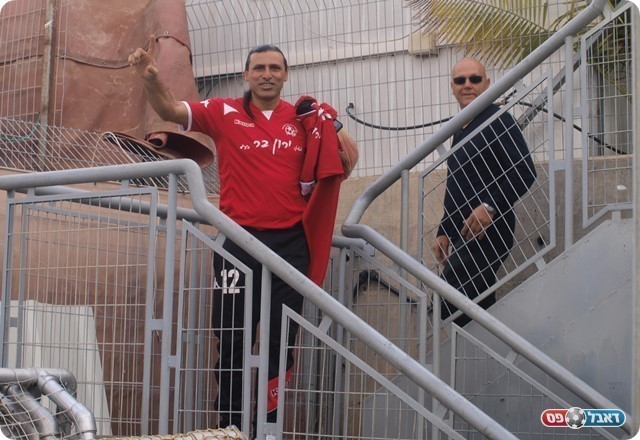 איחור אופנתי. מני לוי מגיע. 