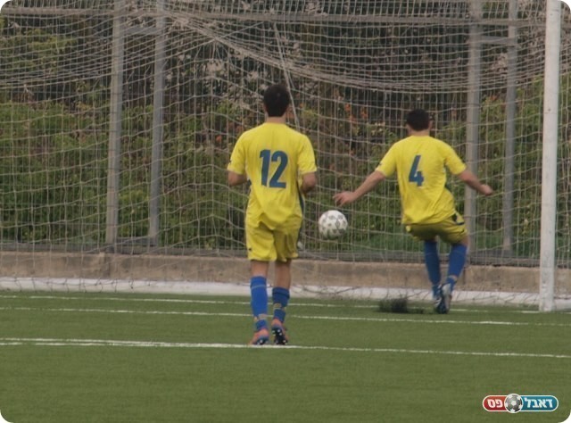 הכדור ניתז מהקורה. 