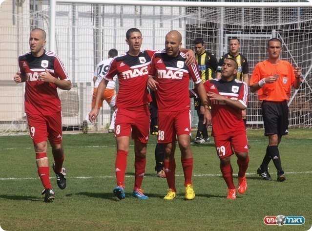 וחוגג עם החברים (צילום: אלון יהודיוף)