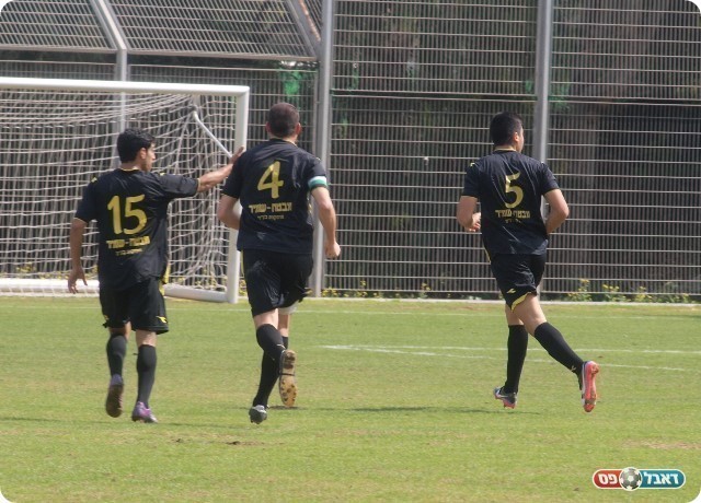 שוורץ (מספר 5) חוגג (צילום: אלון יהודיוף)