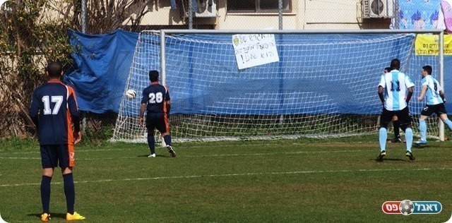 מדהים. הכדור של מחפוד ברשת. 