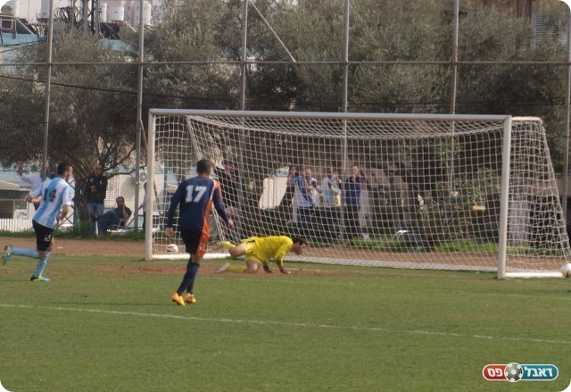 רק כמעט. הכדור של שרון חומק החוצה. 
