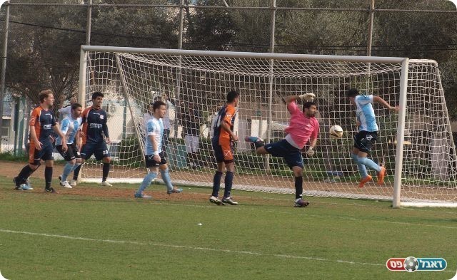 נוגח פנימה. 