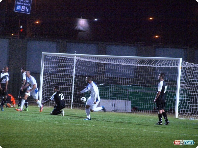 הסכר נפרץ. הכדור של אסולין ברשת (אלון יהודיוף)