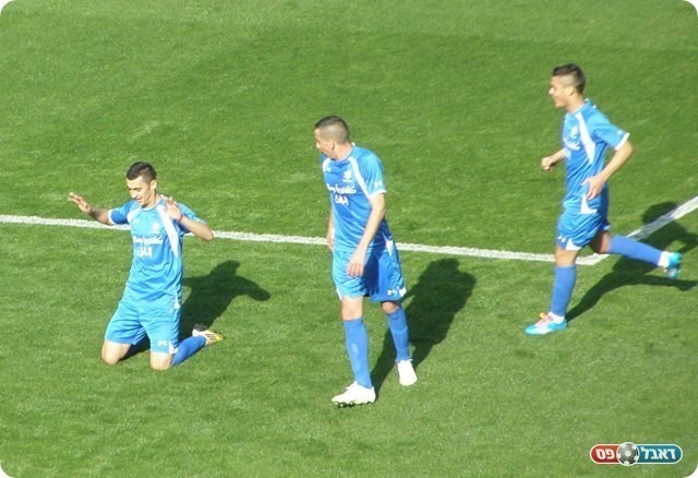 המשחק נפתח בסערה. חוגגים עם נאטור (צילום: אמיר שיבי)